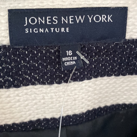 Woman’s Jones New York Signature Nautical striped double breasted Blazer. - Picture 8 of 9